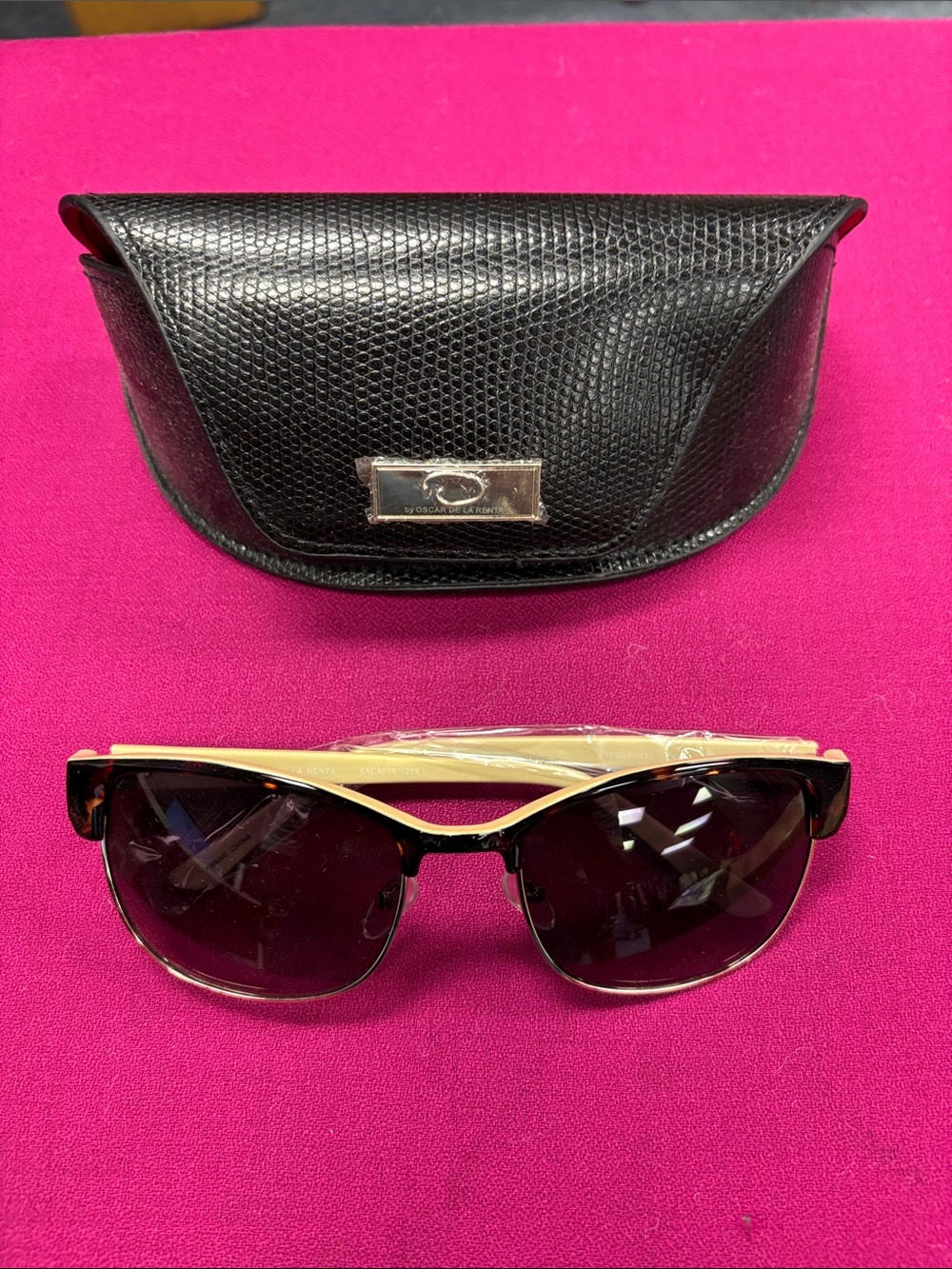 Oscar de la Renta Black and Gold Men’s Sunglasses with Black Case